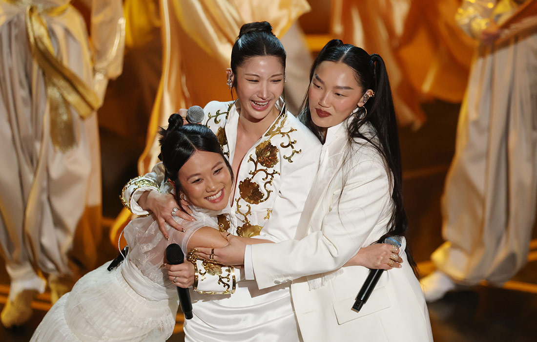 Певицы Рей Ами, EJAE и Одри Нуна во время исполнения песни Golden из мультфильма "Кей-поп-охотницы на демонов"