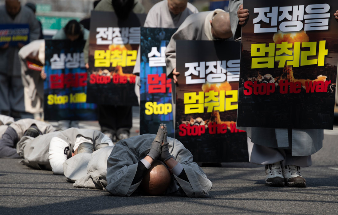 Марш буддийских монахов к посольству США в Сеуле против отправки южнокорейских кораблей в Ормузский пролив