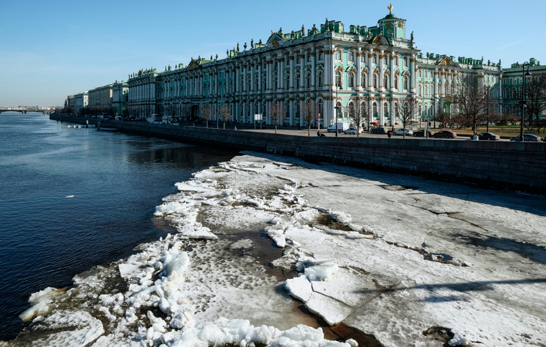 Ледоход на Неве в Санкт-Петербурге