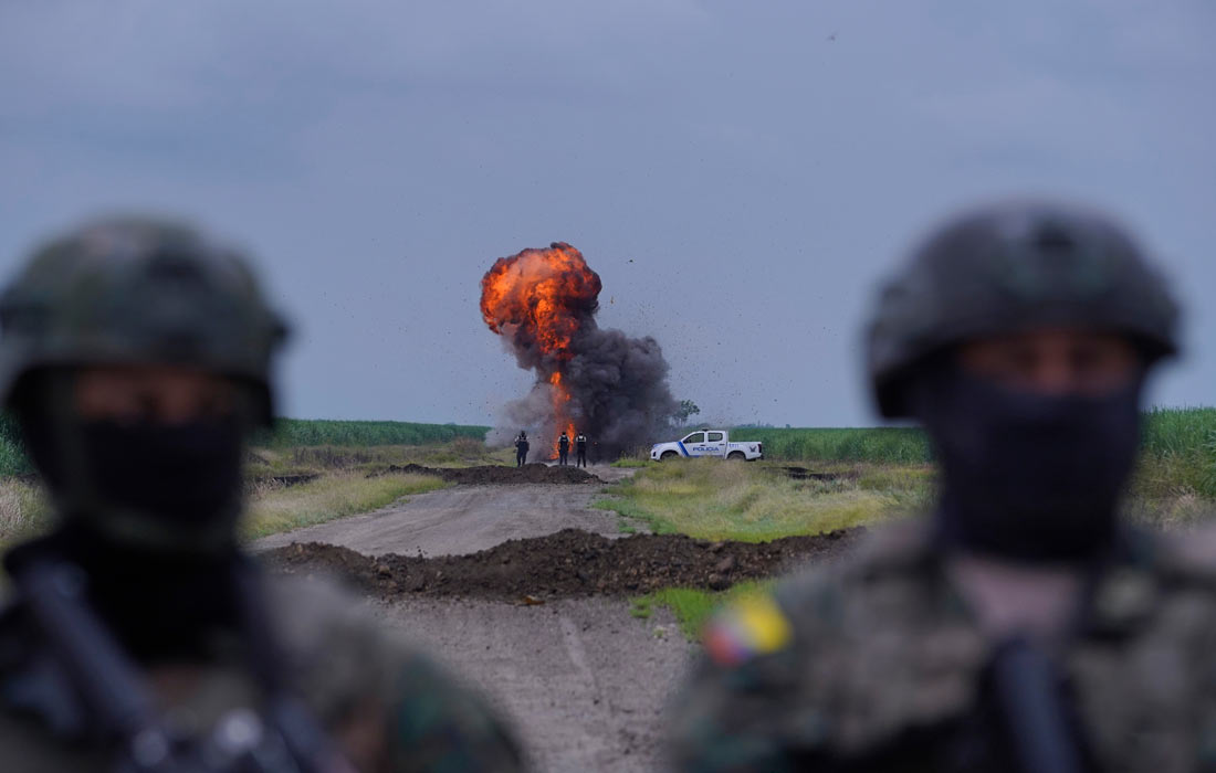 Военнослужащие ВВС Эквадора уничтожают нелегальную взлетно-посадочную полосу