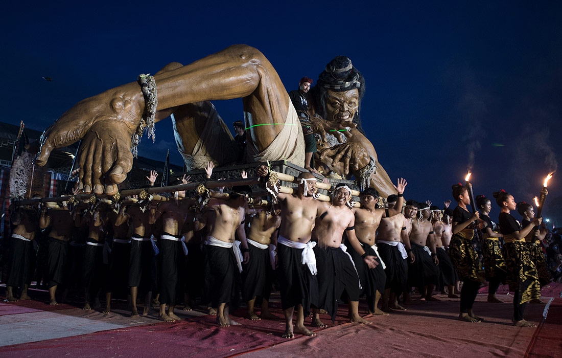 Парад в преддверии Дня тишины Ньепи на Бали