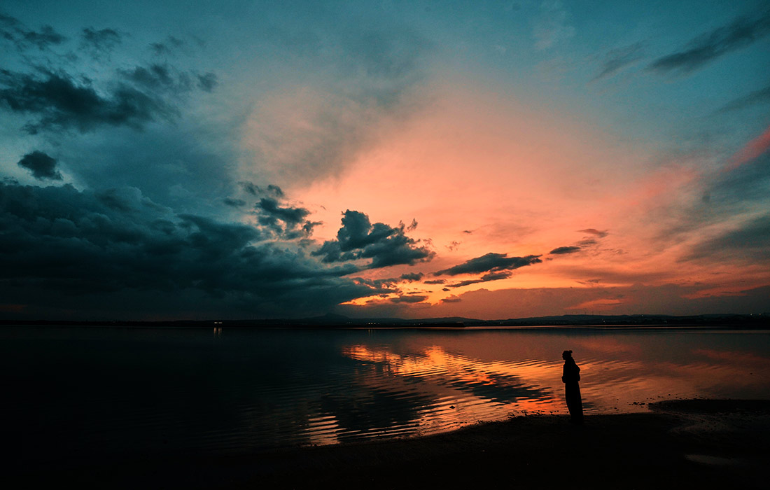Закат над озером в Ларнаке, Кипр
