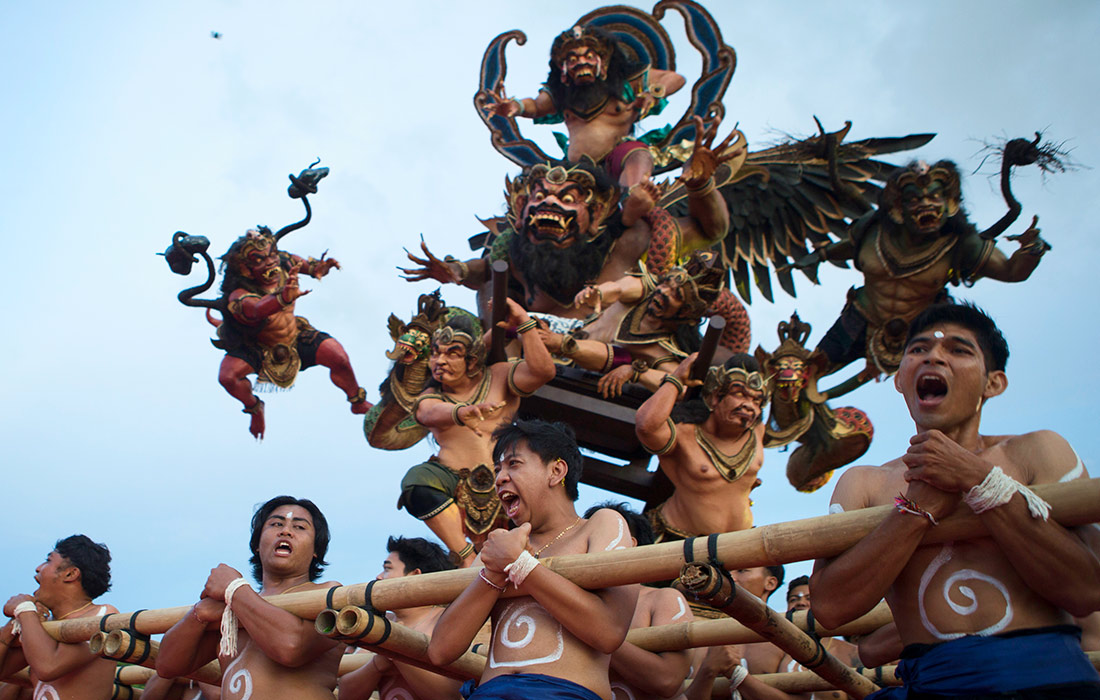 Парад в преддверии Дня тишины Ньепи на Бали