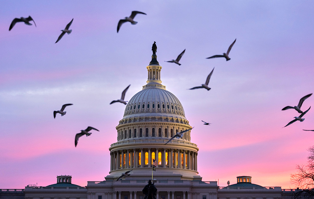 Рассвет над зданием Капитолия в Вашингтоне