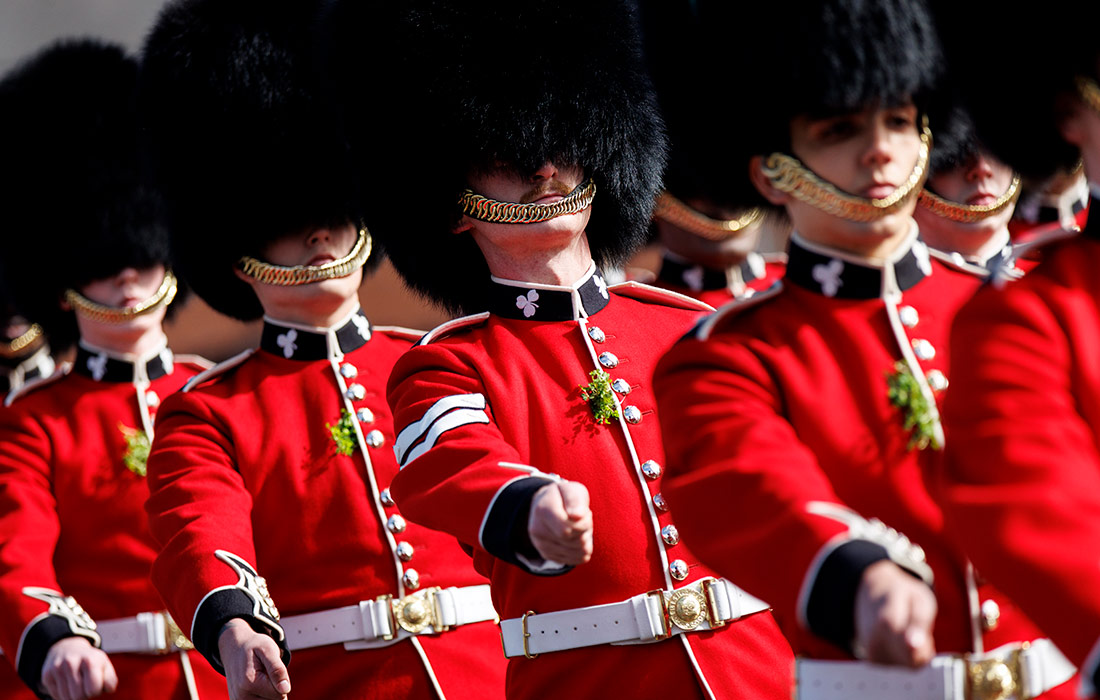 Ирландская гвардия на параде в честь Дня Святого Патрика в Олдершоте, Великобритания