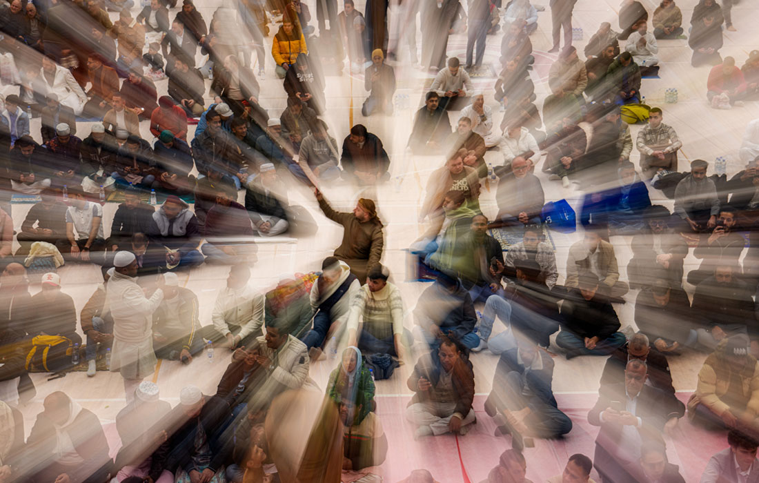 Мусульмане ожидают начала молитвы по случаю праздника Ид аль-Фитр в спортивном зале в Бухаресте, Румыния