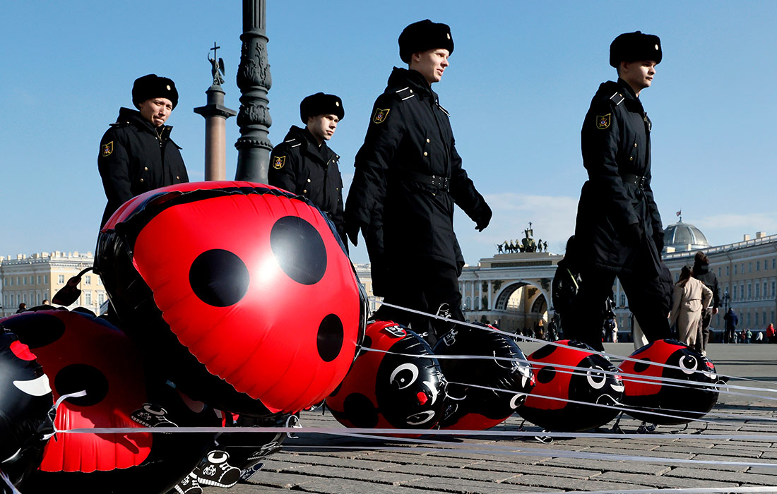 Морские курсанты идут по Дворцовой площади в Санкт-Петербурге