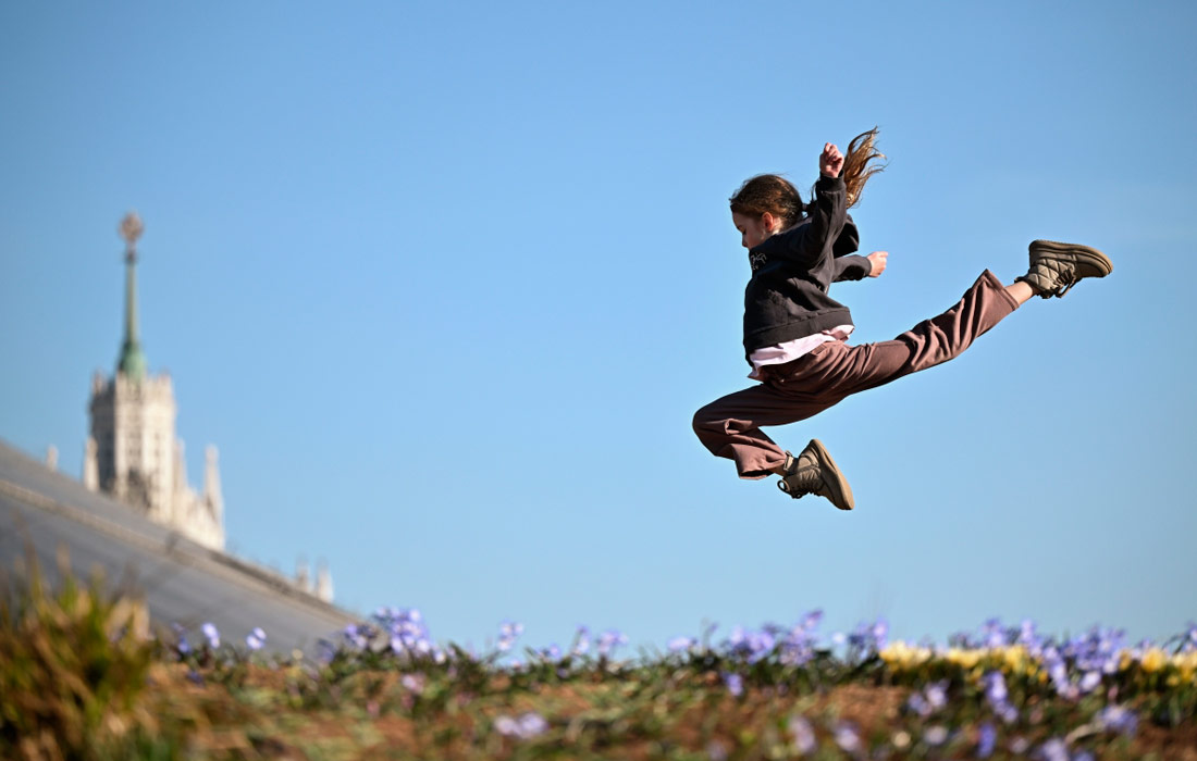 Девочка в парке "Зарядье" в Москве