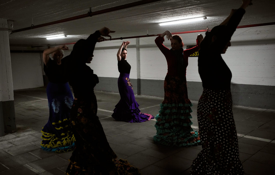 Уроки фламенко в подземном гараже во время воздушной тревоги в Тель-Авиве, Израиль