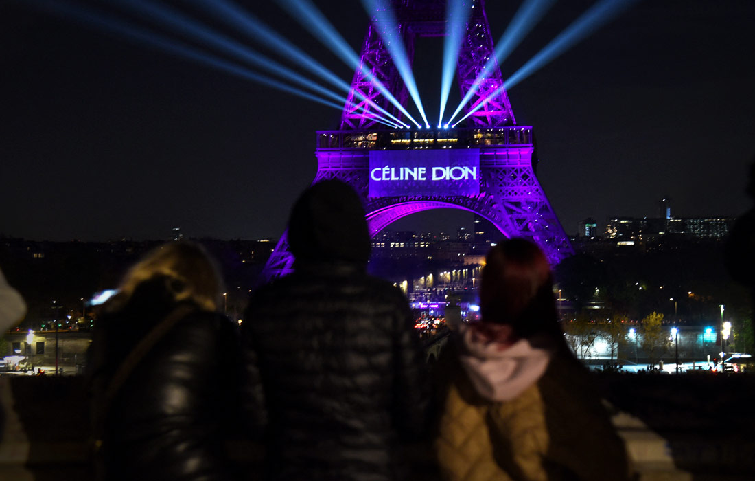 В честь возвращения Селин Дион на сцену в Париже подсветили Эйфелеву башню