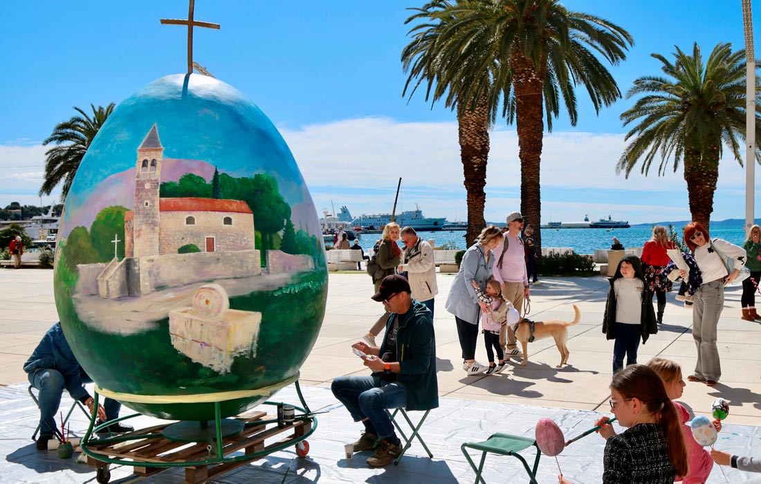 Художники расписывают огромное пасхальное яйцо на набережной в хорватском Сплите