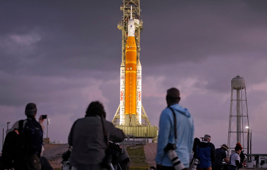 Ракета SLS с кораблем Orion лунной миссии Artemis II на стартовой площадке 39-B в Космическом центре имени Кеннеди