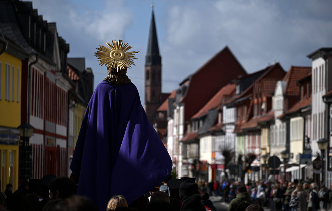 Во время процессии в Хайльбад-Хайлигенштадте, Германия