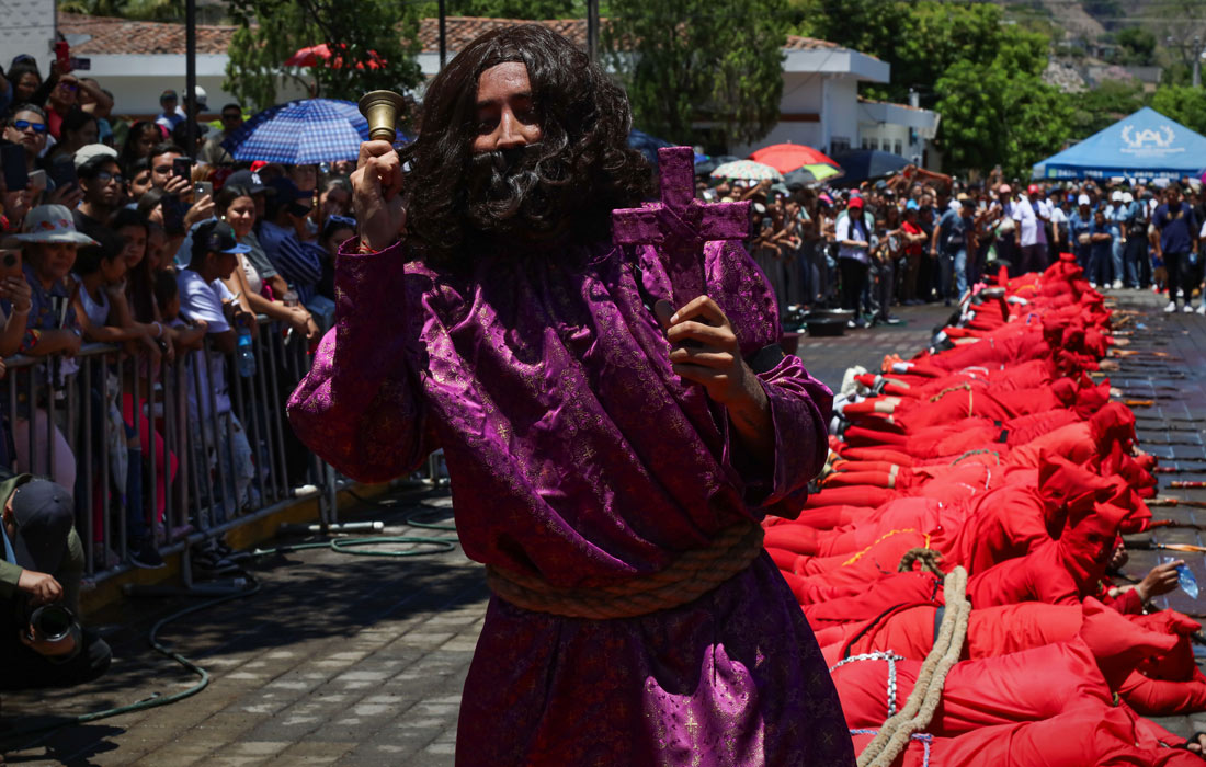 Верующие в масках дьявола в день начала Страстной недели в Тексистепеке, Сальвадор