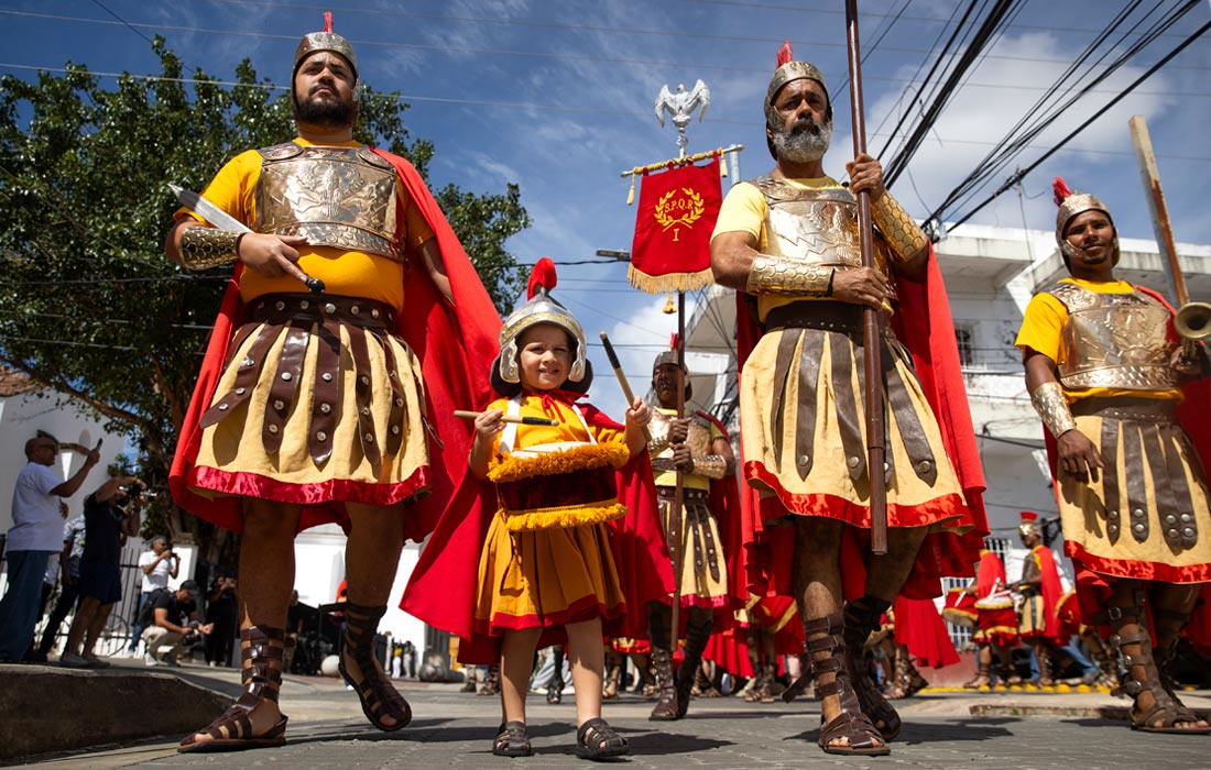 Члены Римского братства участвуют в процессии на улицах Санто-Доминго, Доминиканская Республика