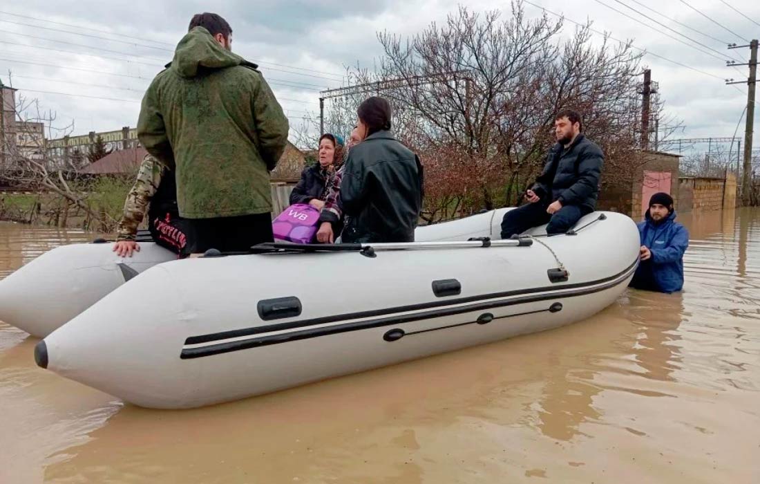 Спасатели эвакуируют людей из подтопленных жилых домов в Дербенте