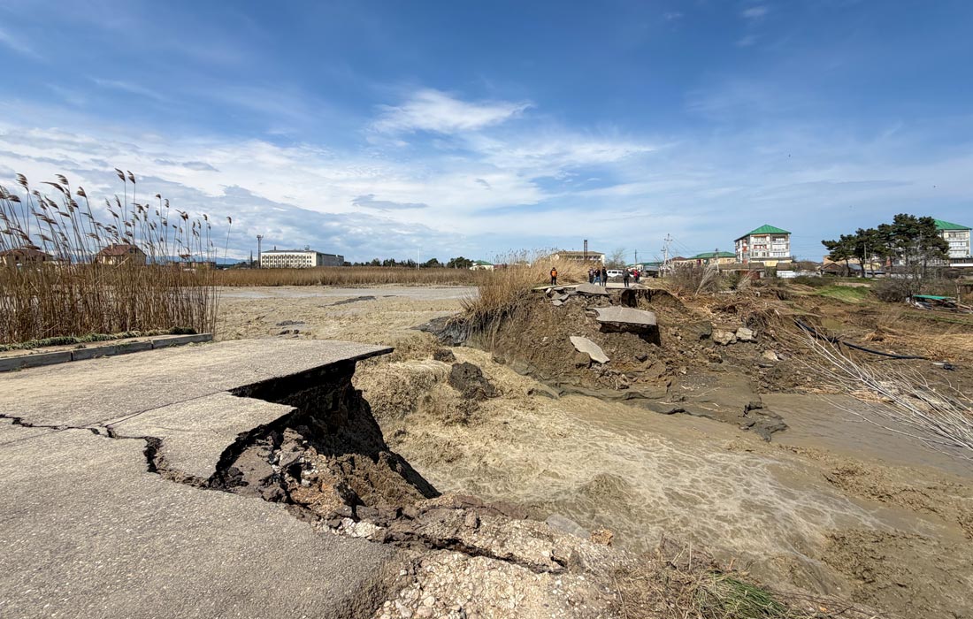 Дорога в поселок Мамедкала после дождей