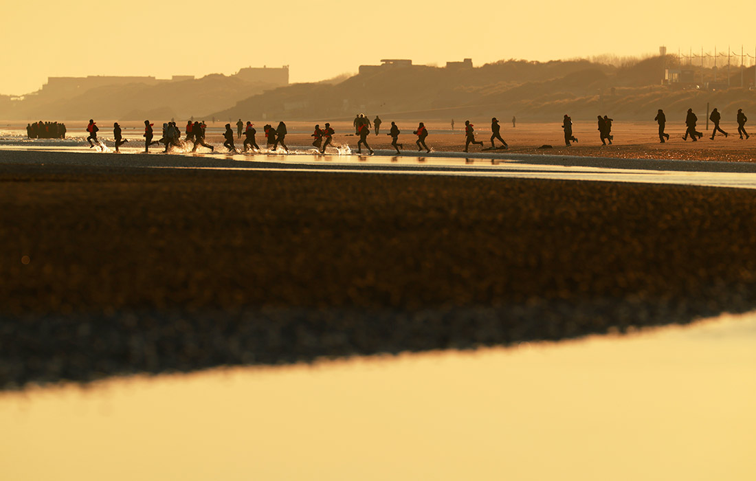 Группа мигрантов пытается пересечь Ла-Манш во Франции