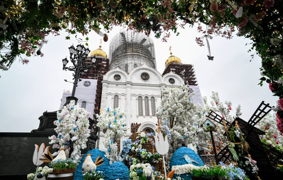 Украшение к Пасхе у Храма Христа Спасителя в Москве