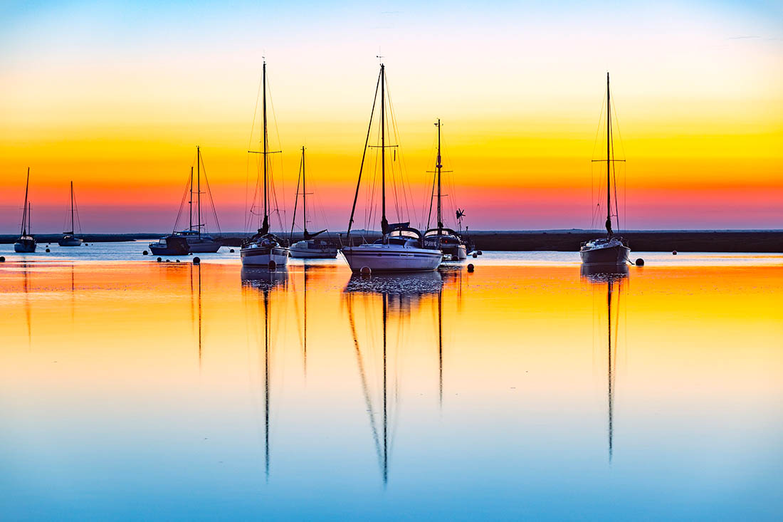 Рассвет в портовом городе Уэллс-Некст-зе-Си в графстве Норфолк на востоке Англии