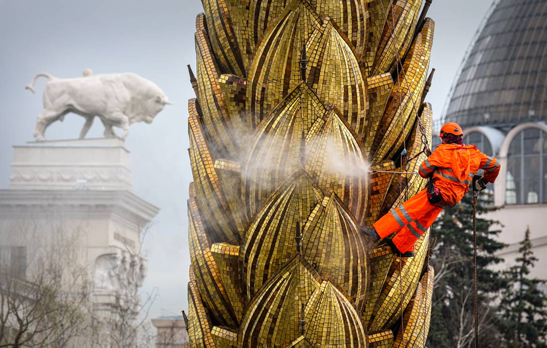 Промывка фонтана "Золотой колос" на ВДНХ