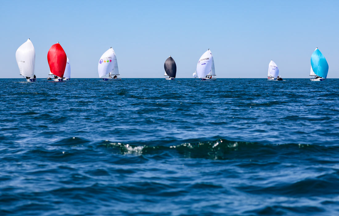 Участники финала пятого этапа Кубка Южного Федерального округа по парусному спорту в акватории Черного моря