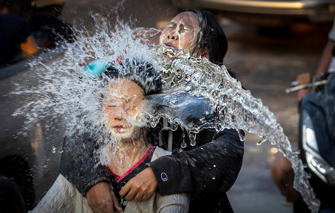 Обливания водой во время фестиваля "Сонгкран" в Таиланде