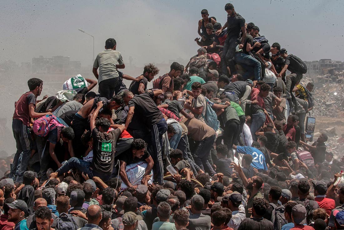 Финалист конкурса World Press Photo. Сабер Нуралдин.
Палестинцы забираются на грузовик с гуманитарной помощью, въезжающий в сектор Газа через контрольно‑пропускной пункт Зиким.