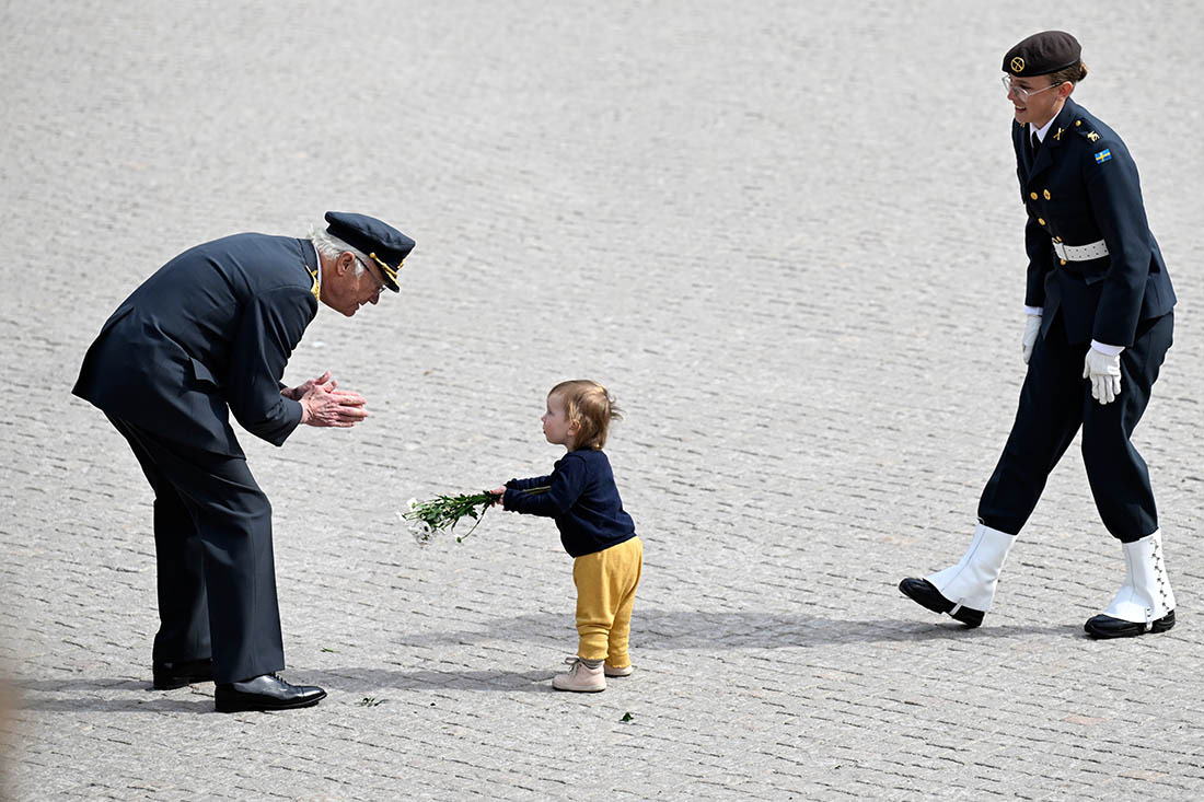 Мальчик поздравляет шведского короля Карла XVI Густава с 80-летием