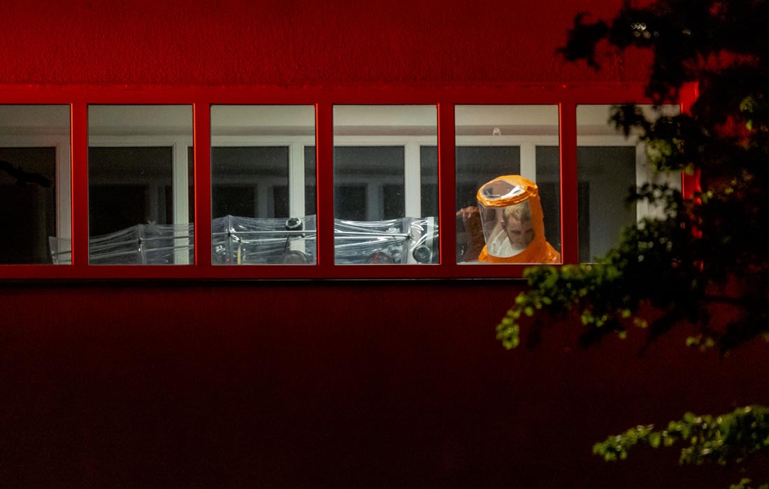 Американский врач, контактировавший с носителями вируса Эбола в Уганде, доставлен в клинику в Праге для наблюдения