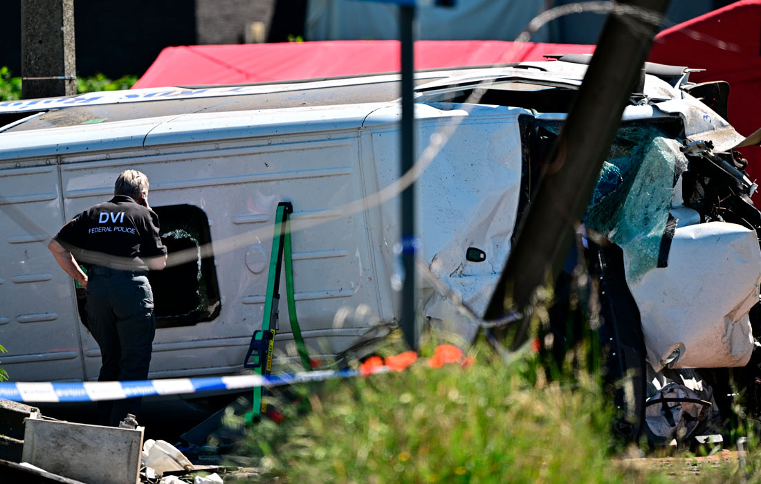 Несколько человек погибли при столкновении поезда со школьным автобусом в Бельгии