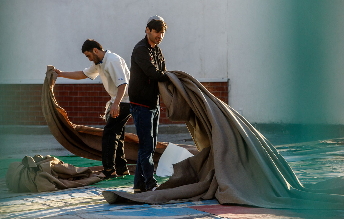 Мусульмане складывают молитвенные коврики на территории мечети Абу Ханифа в Екатеринбурге