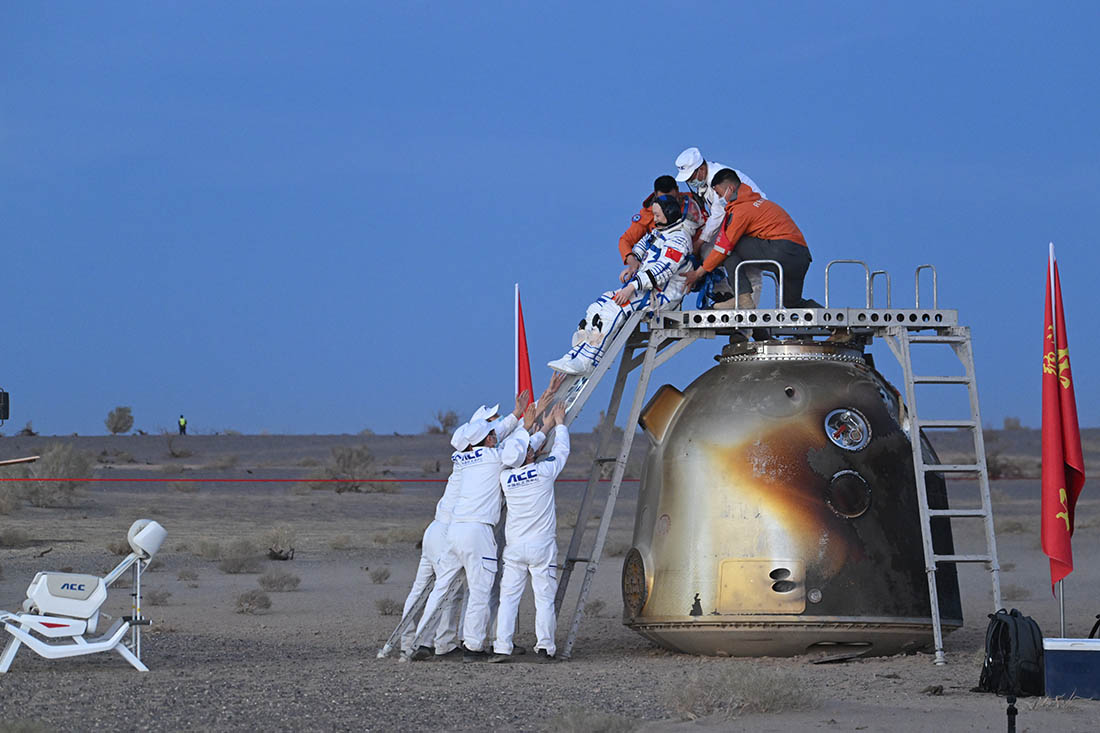Астронавт Чжан Хунчжан покидает космический корабль «Шэньчжоу-22» после приземления на посадочной площадке Дунфэн.