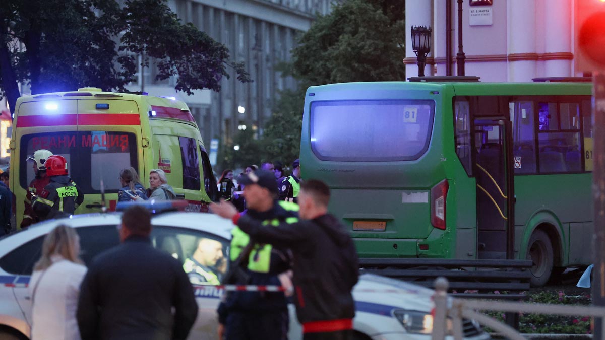 Четыре человека погибли в ДТП с участием автобуса и пешеходов в Екатеринбурге