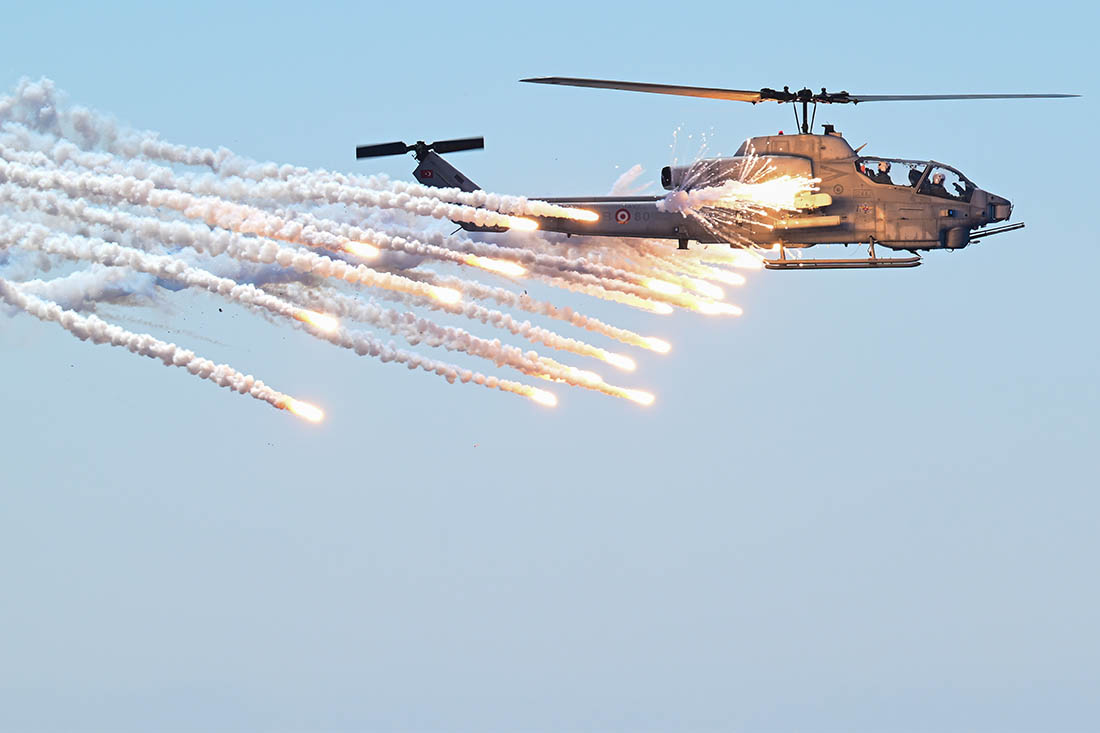 Вертолет на турецких военно-морских учениях