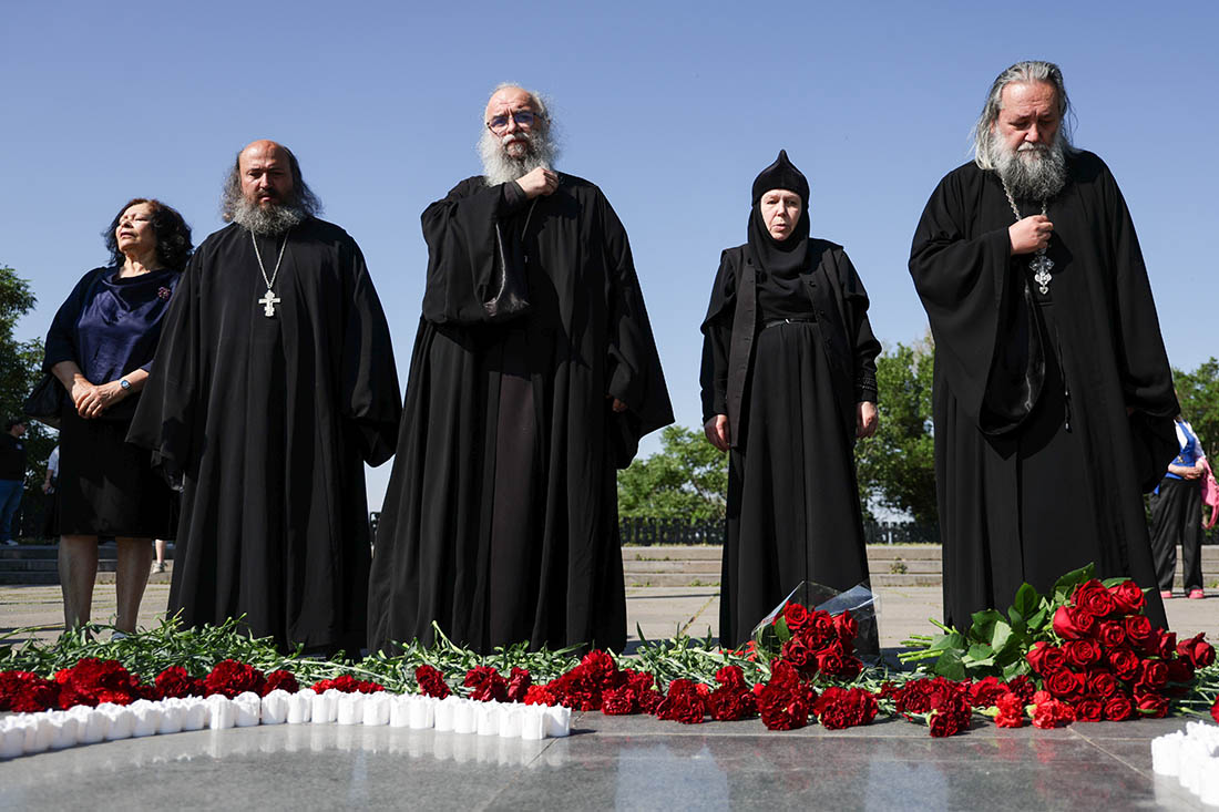 Возложение цветов к монументу "Мать Армения" в Ереване в День памяти и скорби