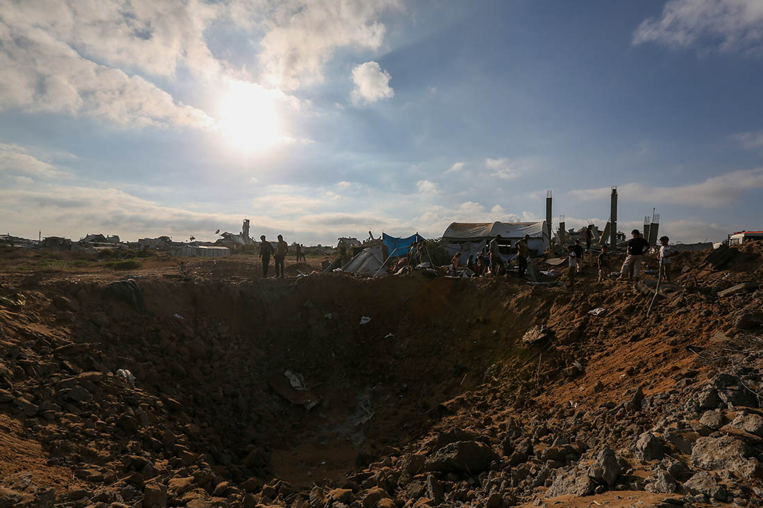 Воронка после авиаудара по лагерю для перемещенных лиц в Газе