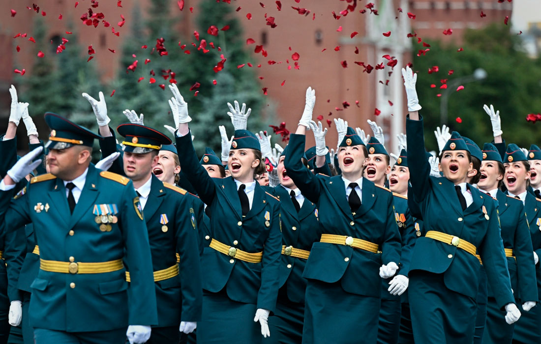 Торжественная церемония выпуска курсантов, студентов, слушателей и кадетов Академии Государственной противопожарной службы и Академии гражданской защиты МЧС России на Красной площади в Москве