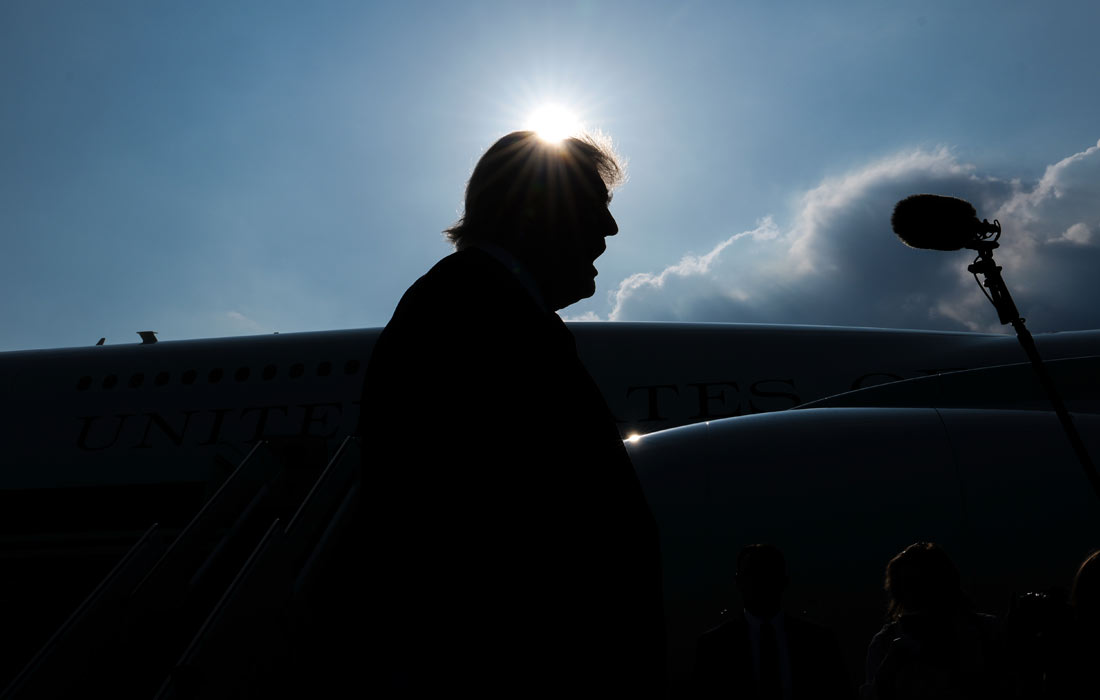 Президент США Дональд Трамп поднимается на борт самолета Air Force One
