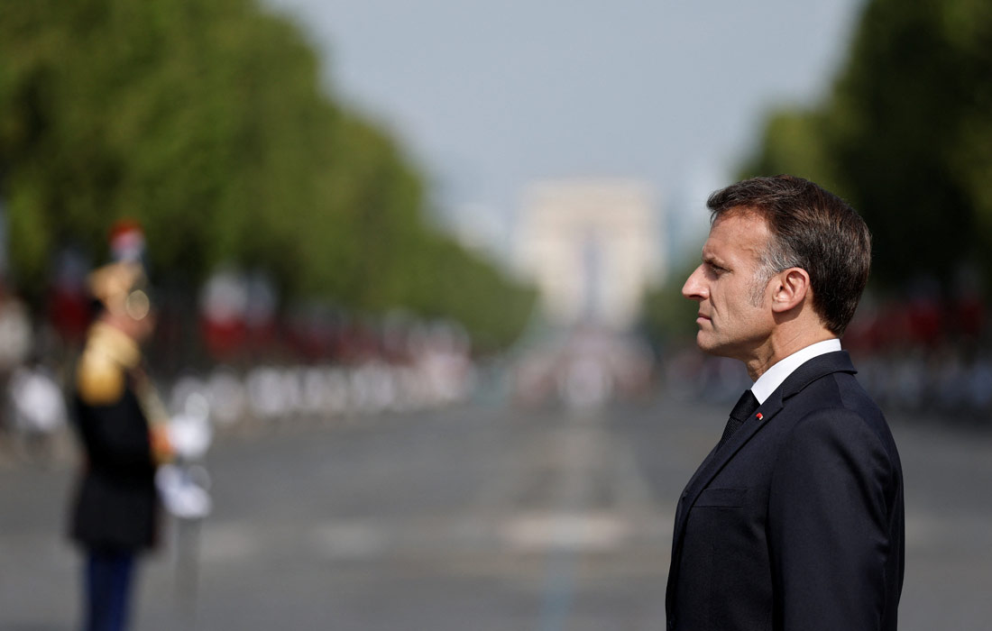 Президент Франции Эммануэль Макрон провел смотр войск