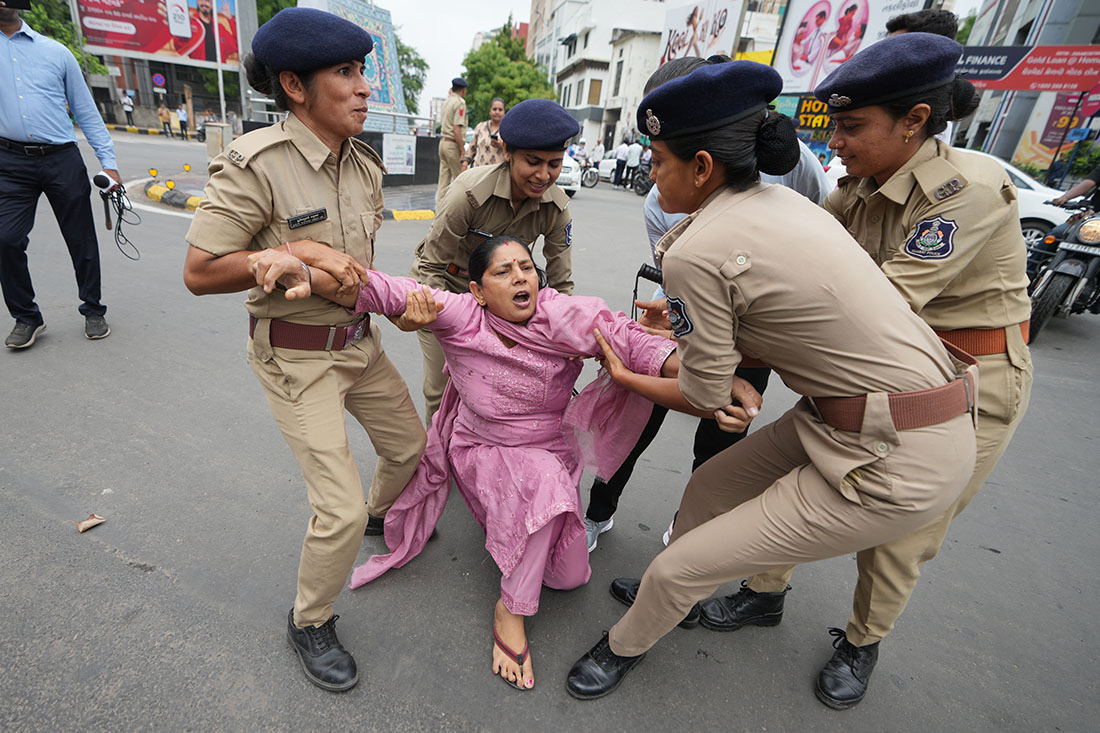 Акция протеста с требованием отставки министра образования в Ахмедабаде (Индия)