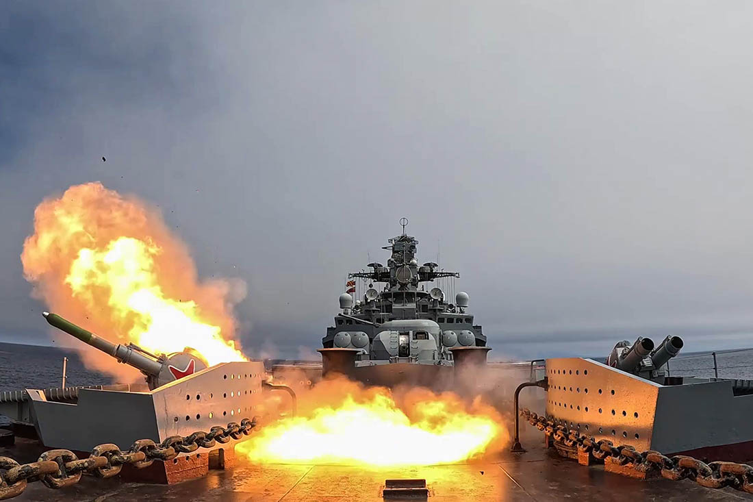 Условный морской бой в ходе учений Тихоокеанского флота в Охотском море
