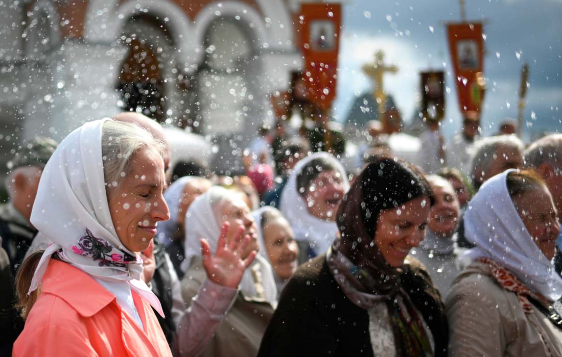 Верующие во время праздника Преображения Господня (Яблочный Спас) в Преображенском кафедральном соборе города Бердска в Новосибирской области