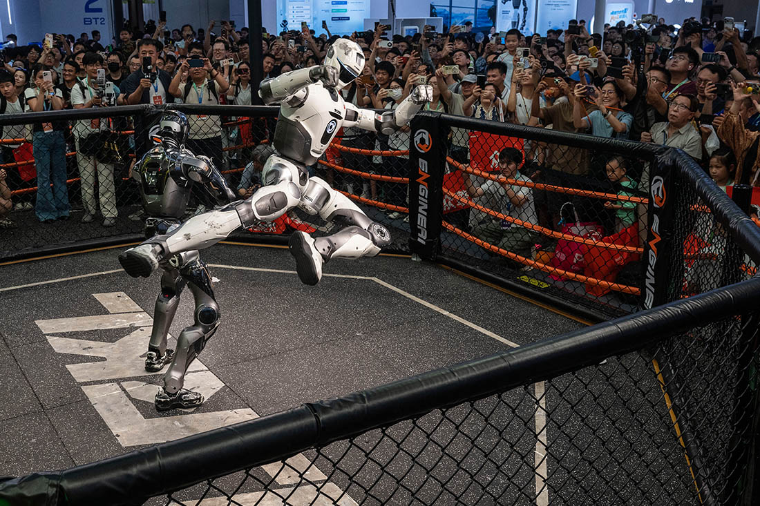 Робот-гуманоид китайской компании ENGINEAI выполняет удар в прыжке на Всемирной конференции роботов в Пекине.