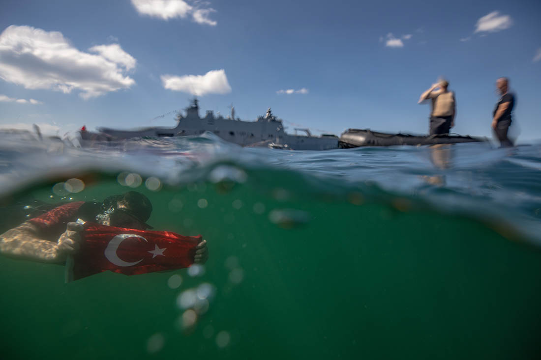 Водолаз из специального водолазного отряда службы военно-морского порта Гёлджук развернул турецкий флаг под водой во время церемонии открытия TEKNOFEST Blue Homeland в Коджаэли в Турции