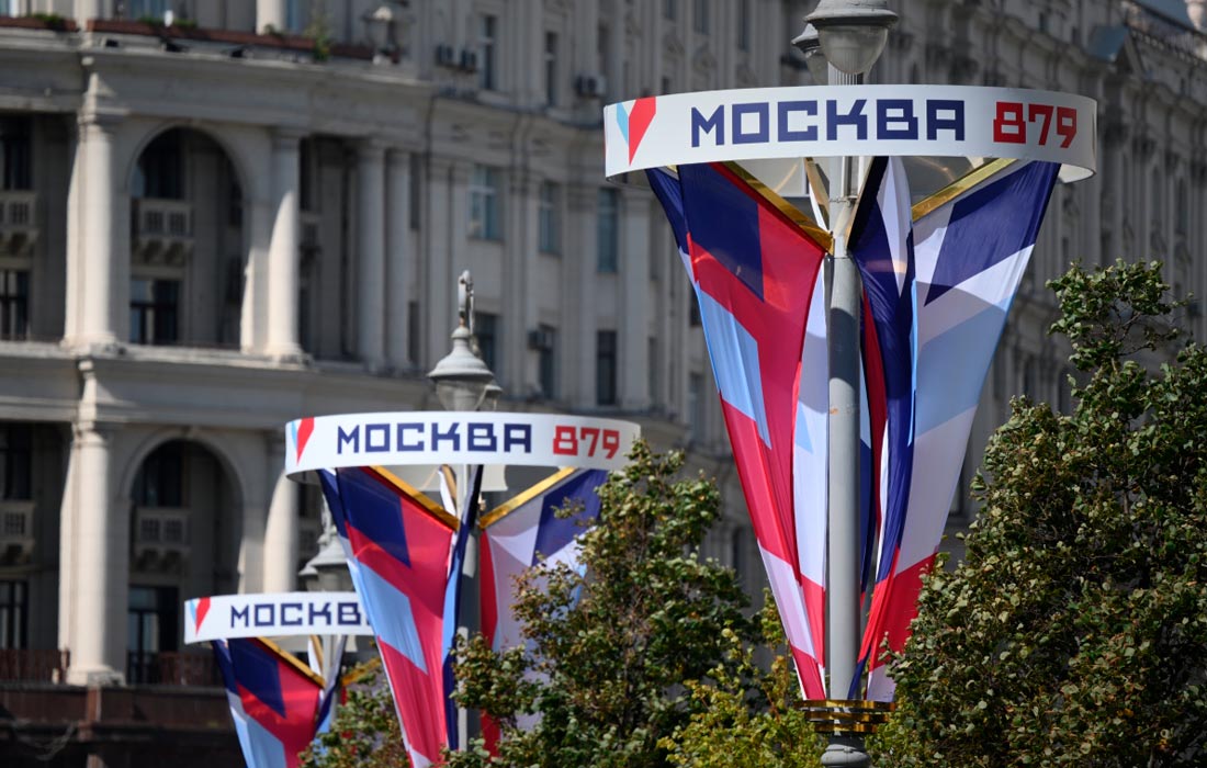 Праздничное украшение Тверской улицы в Москве ко Дню города