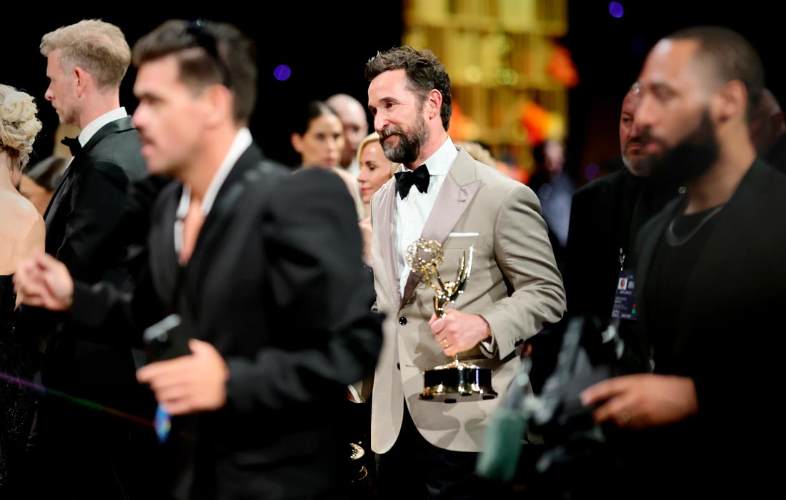 Ноа Уайли, получивший награду "Лучший главный актер драматического сериала" за роль в сериале "Больница Питт"