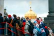 Сотни верующих собрались у храма Христа Спасителя в Москве, чтобы приложиться к мощам святителя Спиридона Тримифунтского
