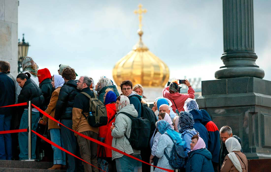 Сотни верующих собрались у храма Христа Спасителя в Москве, чтобы приложиться к мощам святителя Спиридона Тримифунтского