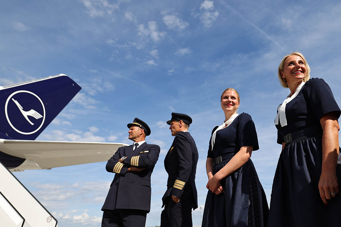 Авиакомпания Lufthansa представила специальную форму для бортпроводников к фестивалю "Октоберфест"